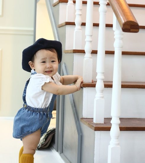 Baby Boy Cute Stairs Walk  - KLPboss / Pixabay